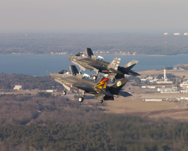 מטוסי קרב משולב F-35B מבצעים פניה בטיסת מבנה הדוק. צילום: 