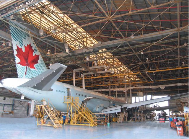 מטוס בואינג 767 של אייר קנדה במתקני התעשייה האווירית. צילום: התעשייה האווירית