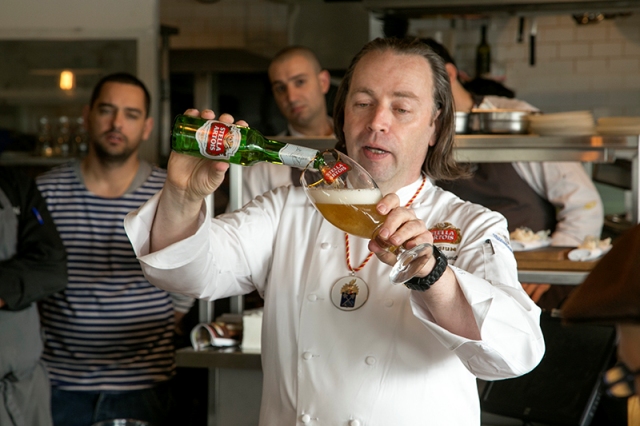 אוצר הבירה של מבשלת 'לף' מלמד כיצד למזוג בירה בלגית (צילום: דן בר-דוב)