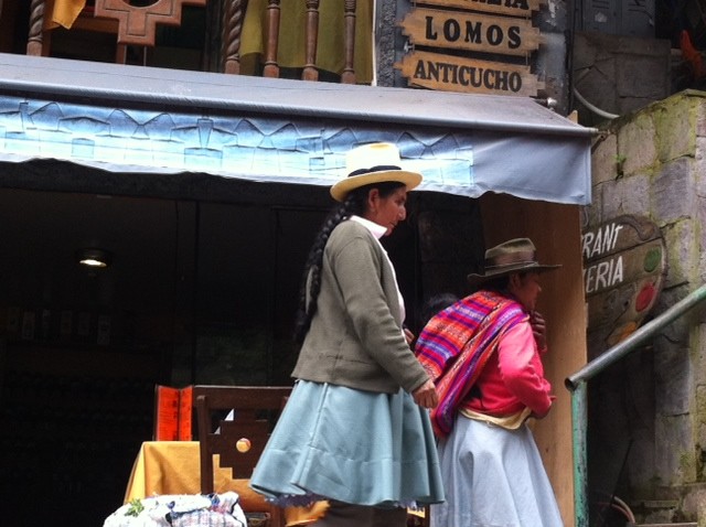 צ׳ולות בדרך לשוק בעיירה מצ׳ו פיצ׳ו. טיול במכמני פרו. (צילום: ענת מנדל) 