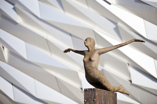 פסל "טיטאניקה" של הפסל רואן גילספי, בחזית מבנה טיטניק בלפסט. צילום: https://www.flickr.com/photos/titanicbelfast