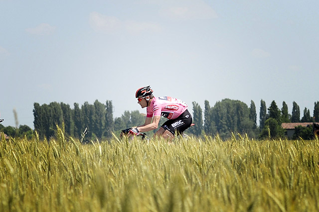 קאדל אוואנס (BMC) רוכב בשדות אמיליה-רומאניה. צילום: Fabio Ferrari - LaPresse
