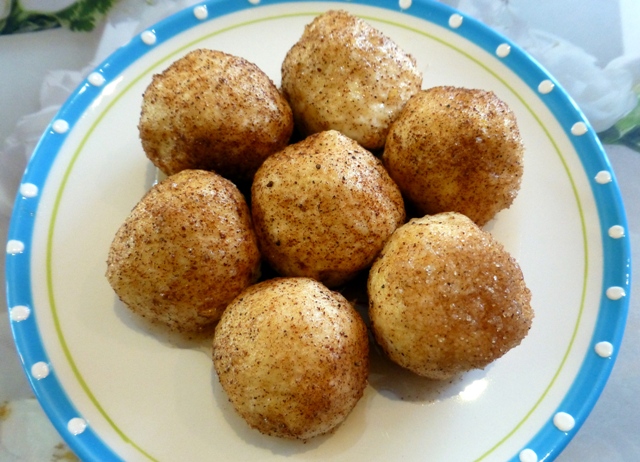 גומבוצים - כדורי גבינה ממולאים בדובדבן (צילום: אפי בלה)