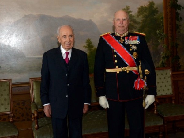 נשיא המדינה, שצעון פרס, עם מלך נורבגיה בארמונו (צילום: חיים צח/לע"מ)