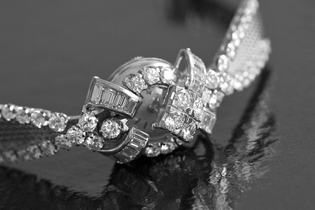 התכשיט "שעון סודי", שנקרא כך משום ששכבה מצופה 65 יהלומים מסתירה את מחוגיו, נוצר בשנת 1955. צילום: OMEGA SA