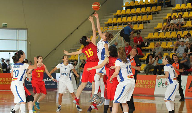 משחקות עם שרוולים באישור FIBA מול הסיניות. צילום: אלונה חליוא, איגוד הכדורסל