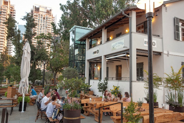 הבירגארדן החדש בלב השכונה הטמפלרית בתל אביב (צילום: אנטולי מיכאלו)