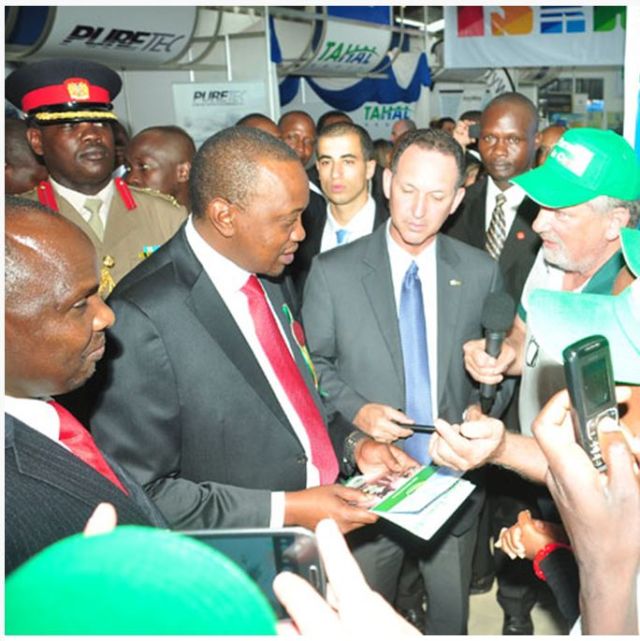 נשיא קניה אויורו קנייתה בעת שביקר בשנה שעברה בביתן הישראלי.