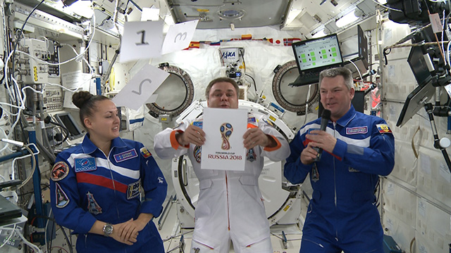 שלושה אסטרונאוטים מתחנת החלל הבינלאומית חושפים את הסמל הרשמי של המשחקים. צילום: LOC 2018 FIFA World Cup