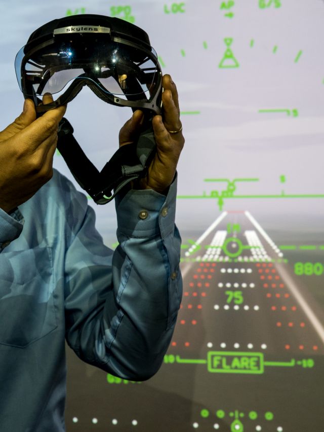 מערכת סקיילנס, דמויית משקפים, על רקע נתוני טיסה, המוצגים בה. צילום: אלביט מערכות