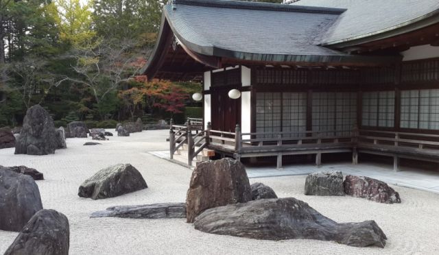 גן סלעים יפני טיפוסי סביב מקדש שינטו. צילום: עודד אהל