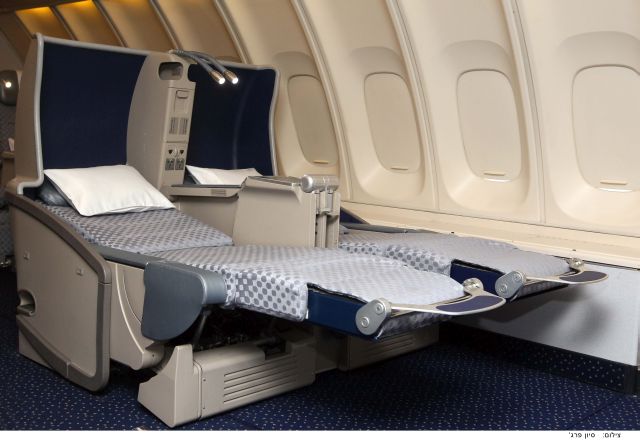 מושב מחלקה ראשונה במטוס בואינג 777 של אל על שיוחלף במושב שטוח ומשוכלל יותר. צילום: סיון פרג