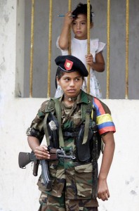 לוחמת FARC בקולומביה. צילום: רויטרס