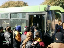 אזרחים מוסעים באוטובוס ירוק חזרה לקוניטרה (צילום: תקשורת ערבית)