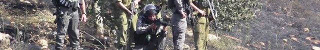 לוחם מג"ב בכינון ישיר לעבר הפלסטינים (צילום: זכריה סדה, רבנים למען זכויות אדם)