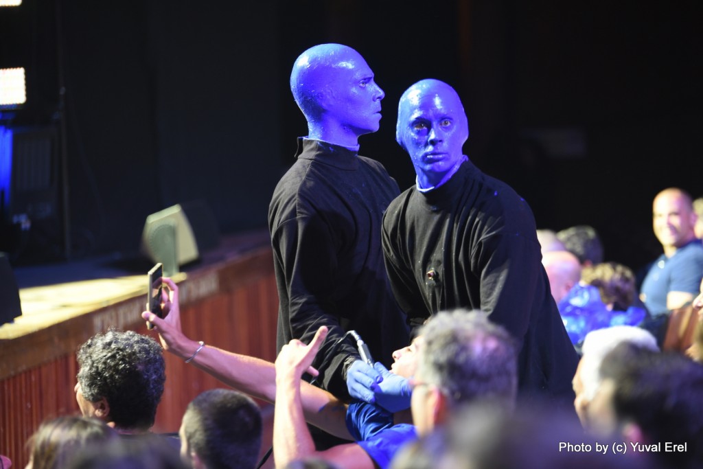 Blue Man Group יוצרים אינטראקציה מקומית. צילום: יובל אראל