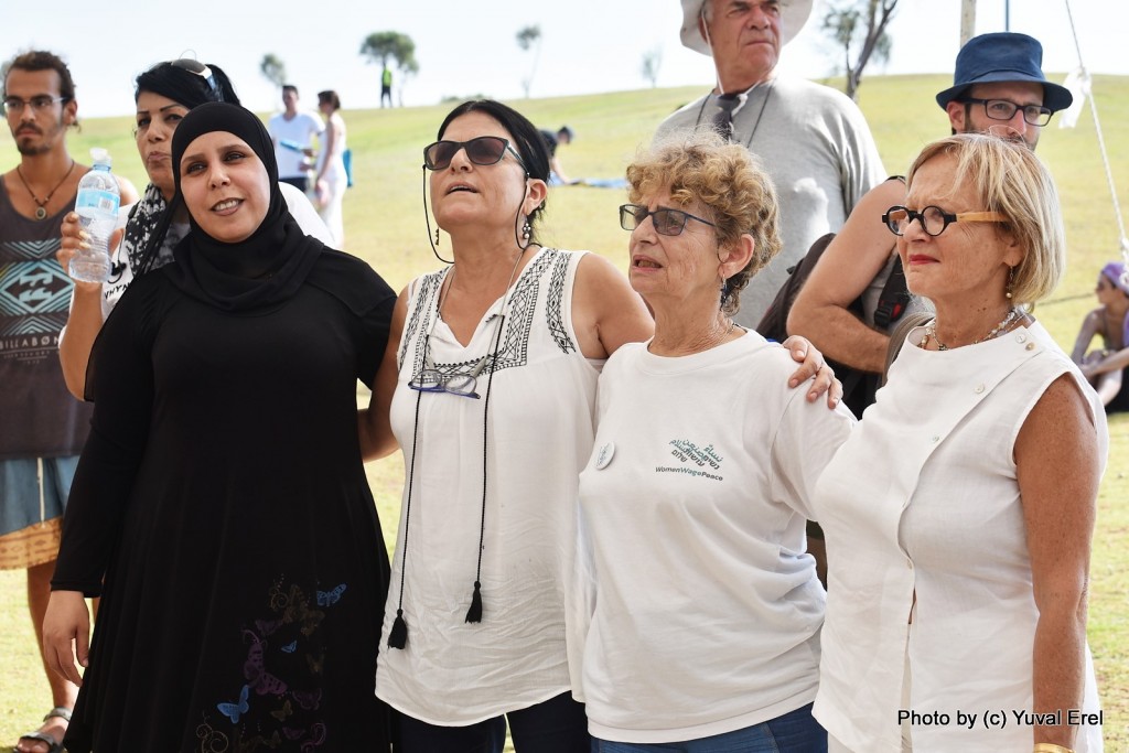 נשים יהודיות וערביות עושות שלום. צילום: יובל אראל