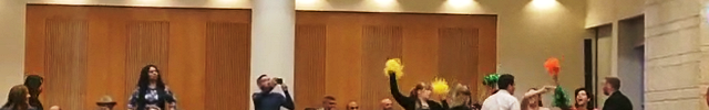 "המעודדות" בפתח ישיבת המועצה (צילום מסך מסרטון ווידאו)