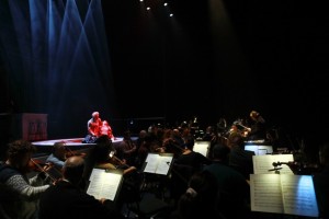  התזמורת על הבמה, וריגולטו מבכה את גורל בתו, ג'ילדה, קרדיט אלעד זיגמן