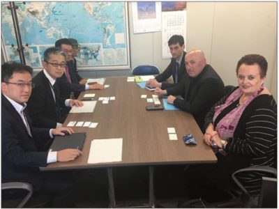 פגישת פרופ׳ גרוטו ושגרירת ישראל ביפן, יפה בן ארי, עם נציגי משרד הבריאות היפניים. צילום: משרד הבריאות