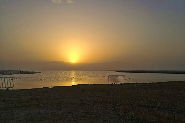 השמש עולה על ים המלח (צילום:דן בר-דוב)