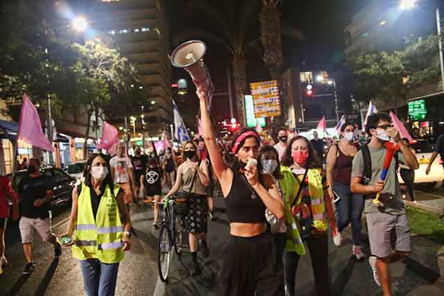 המפגינים צועדים ברחובות תל אביב (צילום:דן בר-דוב)