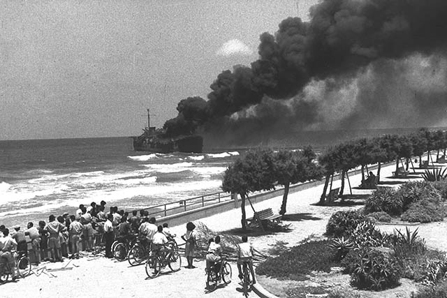 אלטלנה עולה באש מול חוף תל אביב (צילום: הנס פין)