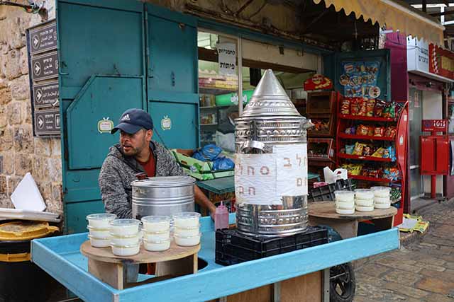 מוכר הסחלב ממתין לתיירים בשוק עכו (צילום דן בר דוב)