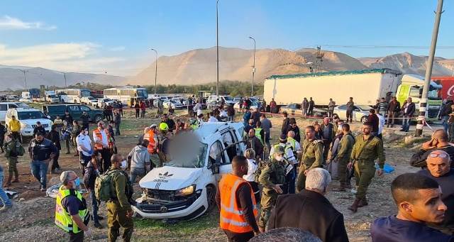 7 הרוגים ו-3 פצועים קשה בתאונת דרכים בצומת פצאל בבקעה