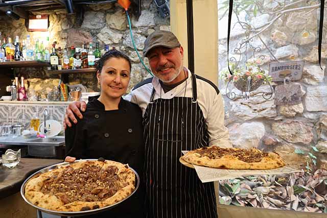 בני הזוג חוסאם ומימי מויס ממסעדת אל-סובאט בראמה (צילום דן בר דוב)