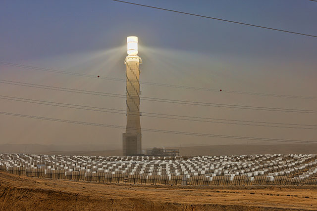 מגדל השמש של תחנת הכוח הטרמו-סולארית באשלים (צילום דן בר דוב)
