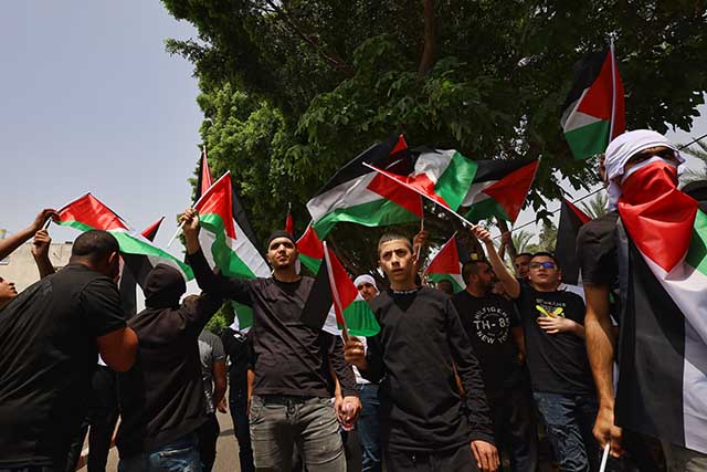 עם דגלי פלסטין, הרחוב הוא רחוב צה"ל (צילום דן בר דוב)