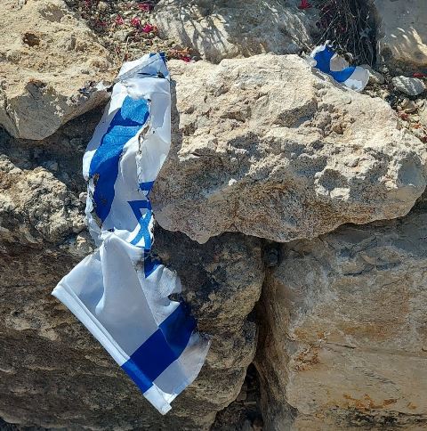 שניים שרפו את דגל מדינת ישראל ואחר תלש את דגל המדינה שאינה מקבלת דין תורה