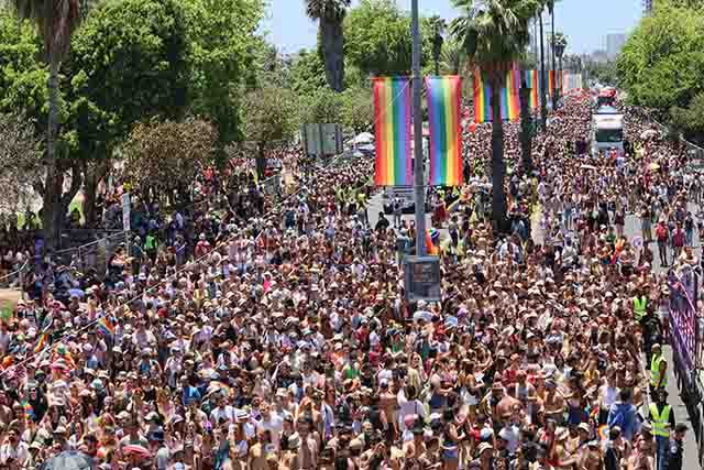 עשרות אלפים במצעד הגאווה בתל אביב