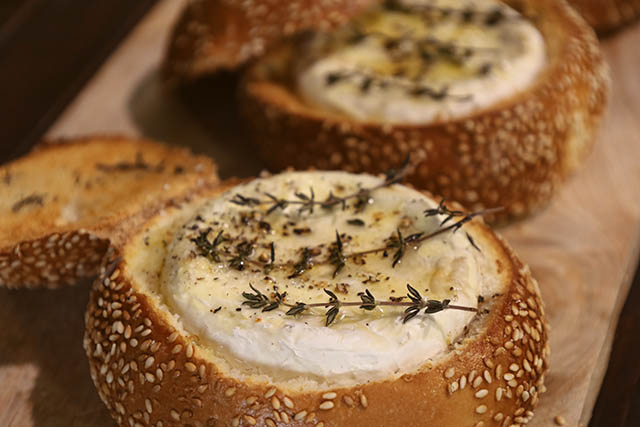 גבינת לוהטת בלחם (צילום ד בר דוב)