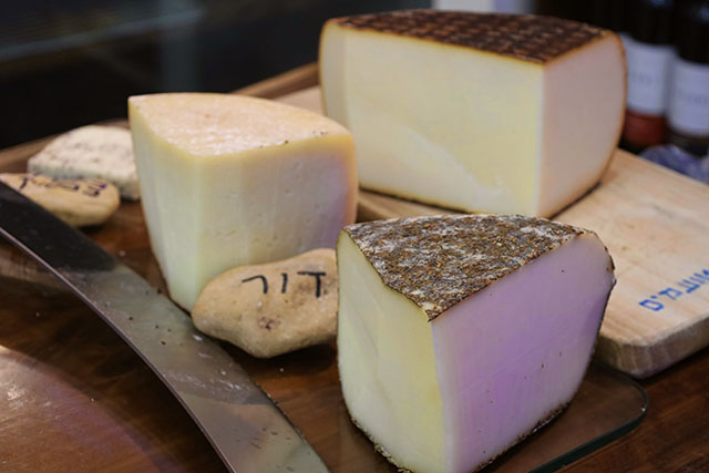 גבינות מחלבת מרקוביץ' (צילום דן בר דוב)