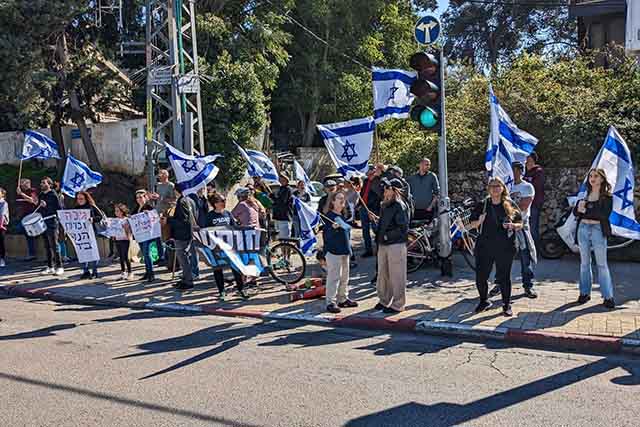 הפגנה מול ביתה של גילה גמליאל בת"א (צילום דן בר דוב)