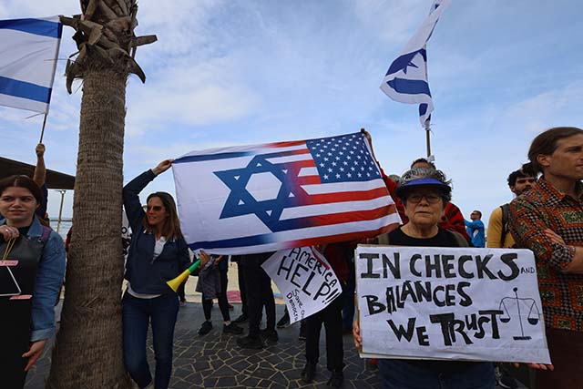  המפגינים מוול שגרירות ארה"ב (צילום דן בר דוב)