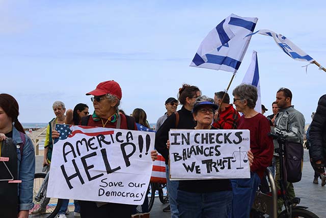  המפגינים מוול שגרירות ארה"ב (צילום דן בר דוב)