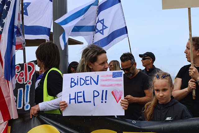 "ביידן עזור לנו" מפגינים מוול שגרירות ארה"ב (צילום דן בר דוב)