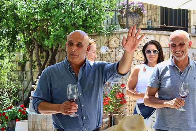 מוטי חטיאל, ראש מועצת ראש פינה מזמין את כולם ליריד היין (צילום דן בר דוב)