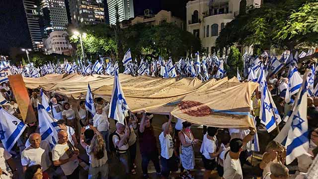 עשרות אלפים בצעדה "למען ערכי מגילת העצמאות" בתל -אביב