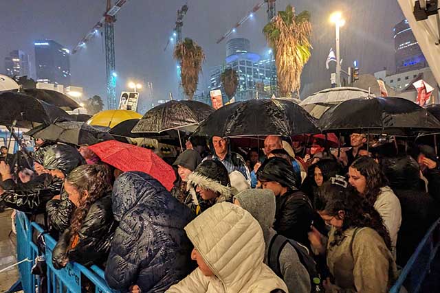 אלפי אנשים תחת גשם שוטף בתמיכה במשפחות החטופים "לחטופים בעזה יותר קר"