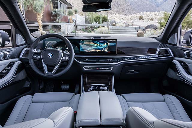 סביבת נהג מעודכנת עם הצג הקמור הדיגיטלי של BMW ב X5 (צילום באדיבות היצרן)