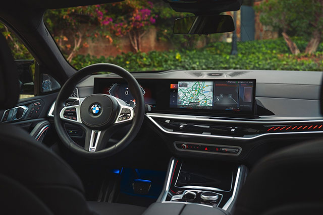 סביבת נהג מעודכנת עם הצג הקמור הדיגיטלי של BMW ב X6 (צילום באדיבות היצרן)