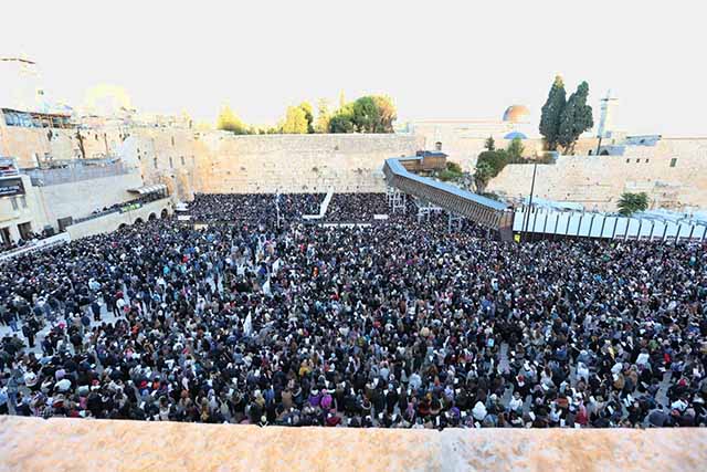 עשרות אלפים בעצרת תפילה המונית בכותל המערבי לשובם של החטופים וישועת העם