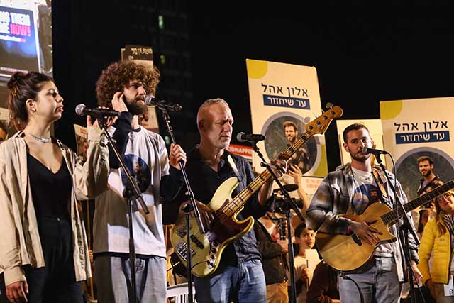 חבריו ומשפחתו של אלון אאוהל שרים עם איבשי כהן "שובה אלינו" (צילום דן בר דוב)