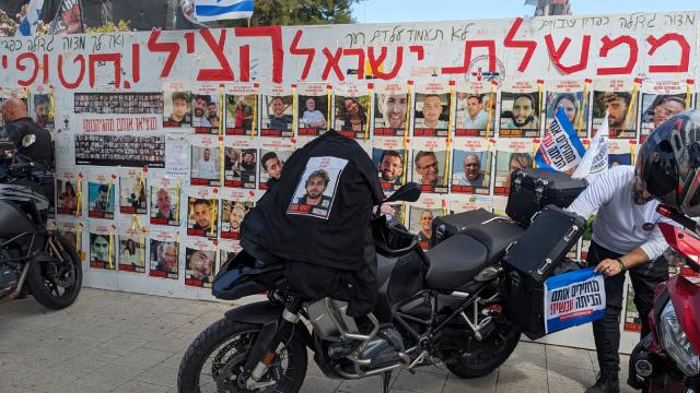 מסע האופנובה יוצא מכיכר החטופים בתל אביב (צילום דן בר דוב)
