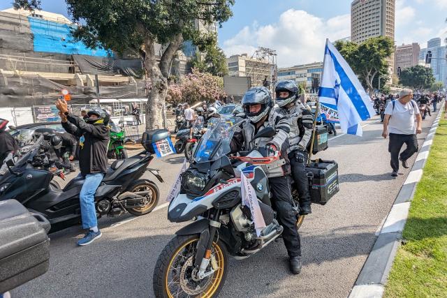 מסע האופנובה יוצא מכיכר החטופים בתל אביב (צילום דן בר דוב)