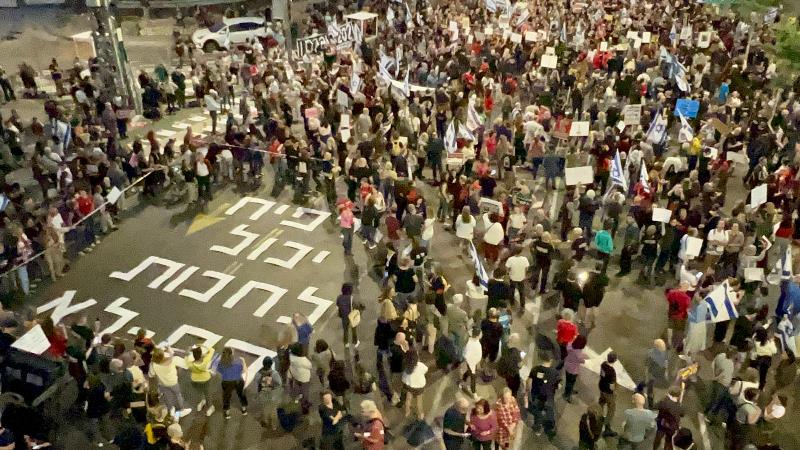 אלפים ומשפחות החטופים בהפגנה כנגד נתניהו וממשלת הימין